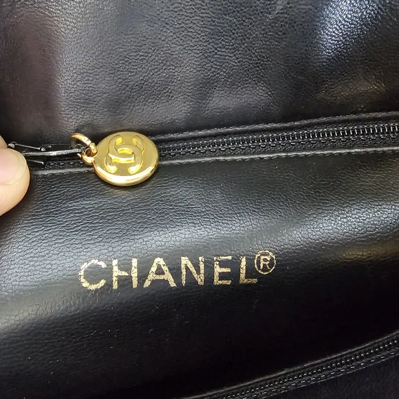 CHANEL Vintage Black Quilted Leather Shoulder Bag - Picture 8 of 16